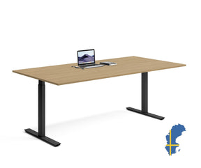 Skrivbord av ek med enkel och stilren design på vit bakgrund. Svensktillverkat.