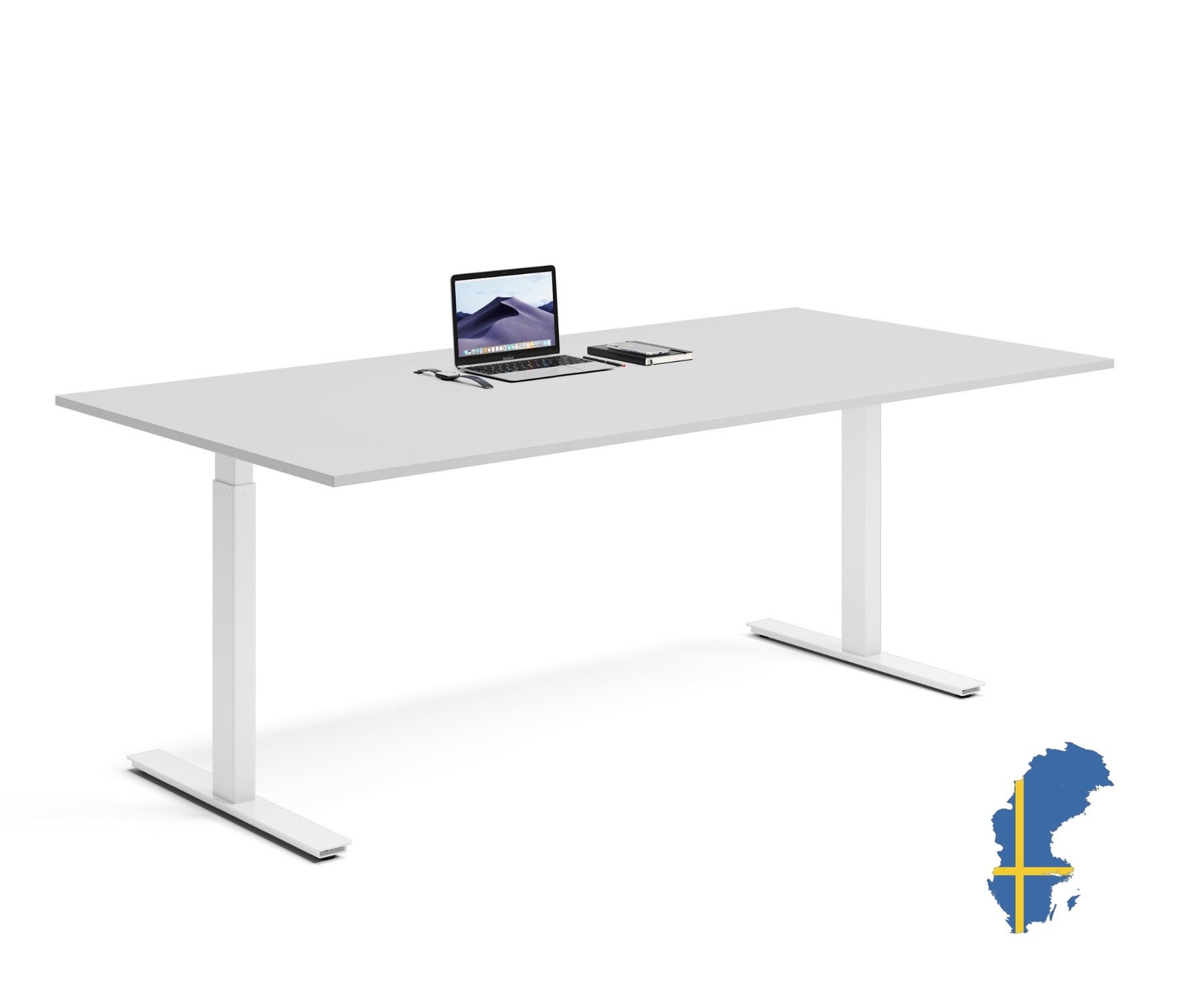 Skrivbord med vit bordsskiva och vitt stativ med enkel och stilren design på vit bakgrund. Svensktillverkat.