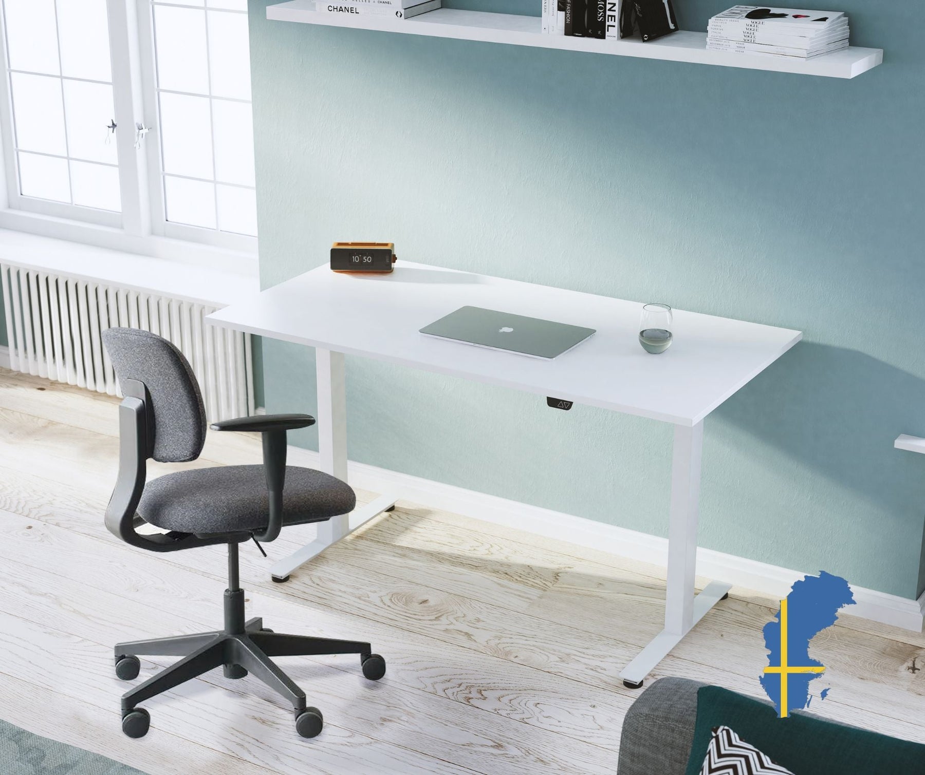 Höj och sänkbart skrivbord på kontor med en svart kontorsstol