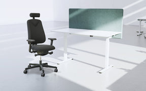Wulff höj och sänkbara skrivbord med bordsskärm och höganäs kontorsstol