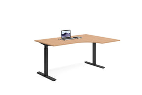 Hörnskrivbord hför höger hörn med ek bordsskiva och svart stativ.